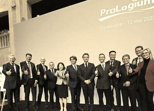 Dunkerque, le 12 mai 2023. Emmanuel Macron, entouré de Bruno Lemaire, Roland Lescure et Agnès Pannier-Runacher, accueillent les fabricants de batteries ProLogium.
